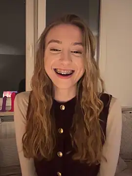 Snapshot of romyxxs chatting on February 4, 2026, 10:26 pm romyxxs online show from February 4, 2026, 10:26 pm