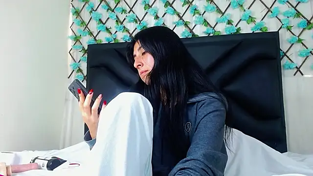 Snapshot of EmmaWilliamss4 chatting on February 9, 2026, 4:22 pm EmmaWilliamss4 online show from February 9, 2026, 4:22 pm