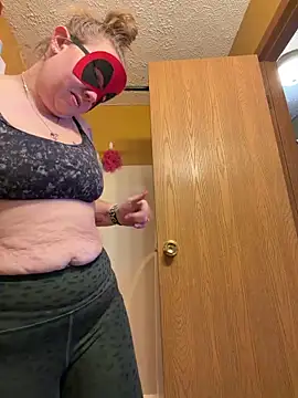 lickablelynn87 online show from February 7, 2026, 5:49 pm