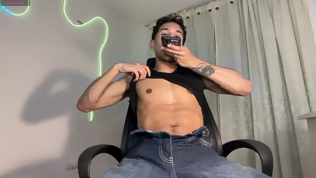 Snapshot of rafael_stone11 chatting on March 10, 2026, 12:37 am rafael stone11 online show from March 10, 2026, 12:37 am