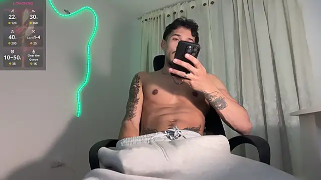 Snapshot of rafael_stone11 chatting on April 1, 2026, 4:02 am rafael stone11 online show from April 1, 2026, 4:02 am