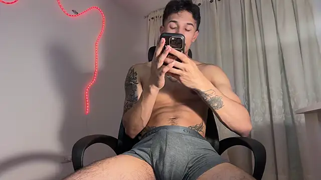 Snapshot of rafael_stone11 chatting on April 11, 2026, 1:43 am rafael stone11 online show from April 11, 2026, 1:43 am