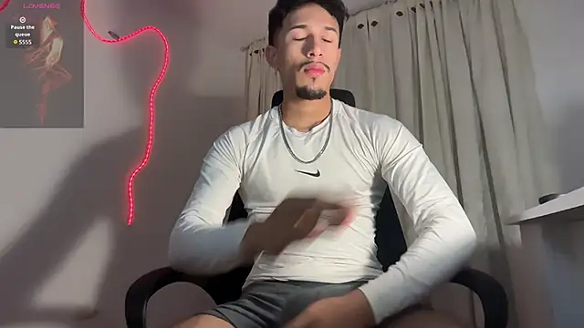 Snapshot of rafael_stone11 chatting on April 12, 2026, 1:32 am rafael stone11 online show from April 12, 2026, 1:32 am