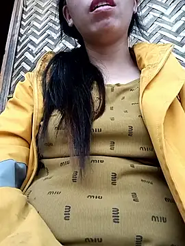 hot-luna- online show from March 4, 2026, 9:04 am