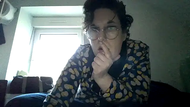 OIseauNoir88 online show from February 12, 2026, 4:13 pm