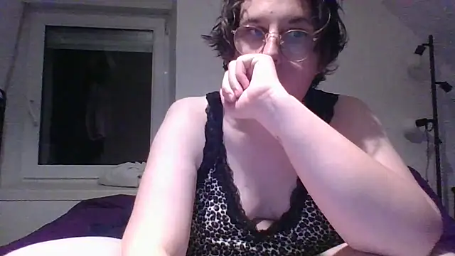 OIseauNoir88 online show from May 12, 2026, 7:55 pm