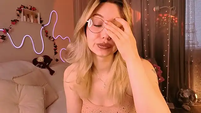 lusciousslily online show from April 11, 2026, 5:01 am
