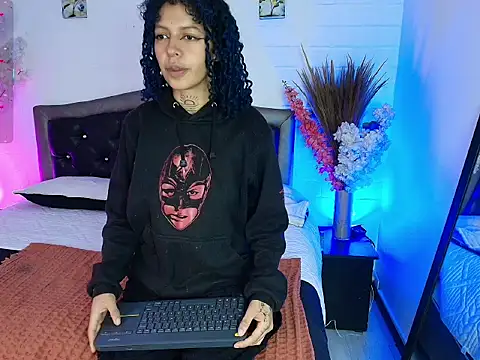 Snapshot of HannahBlue_ chatting on February 12, 2026, 12:33 pm HannahBlue online show from February 12, 2026, 12:33 pm