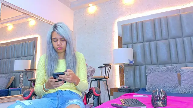 AlanaHouston online show from April 15, 2026, 4:30 am