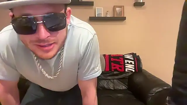 mr mrs glitter online show from April 27, 2026, 5:16 am