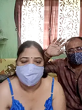 Snapshot of HoneyHush chatting on February 5, 2026, 7:13 am HoneyHush online show from February 5, 2026, 7:13 am