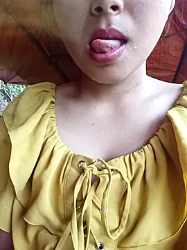 Snapshot of Small_flower1 chatting on March 31, 2026, 2:35 am Small flower1 online show from March 31, 2026, 2:35 am