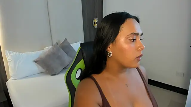 sophia solerr online show from April 14, 2026, 2:06 am