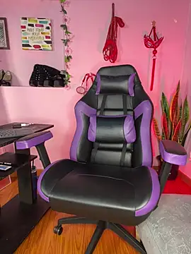 kenia thompsom01 online show from April 15, 2026, 11:50 am