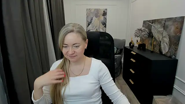 Snapshot of CharlotteKerti chatting on April 21, 2026, 11:38 am CharlotteKerti online show from April 21, 2026, 11:38 am
