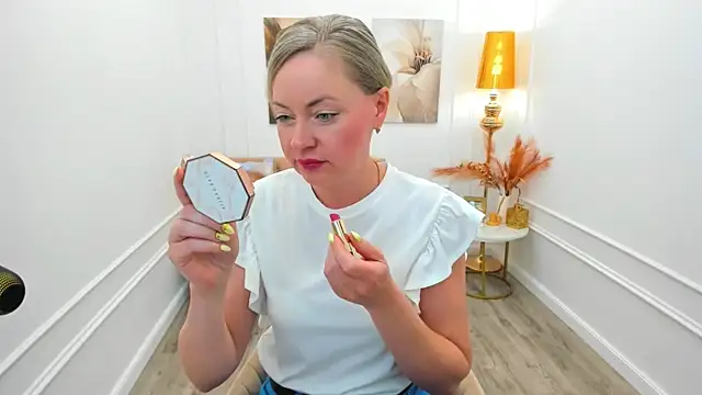 CharlotteKerti online show from June 7, 2026, 7:39 pm