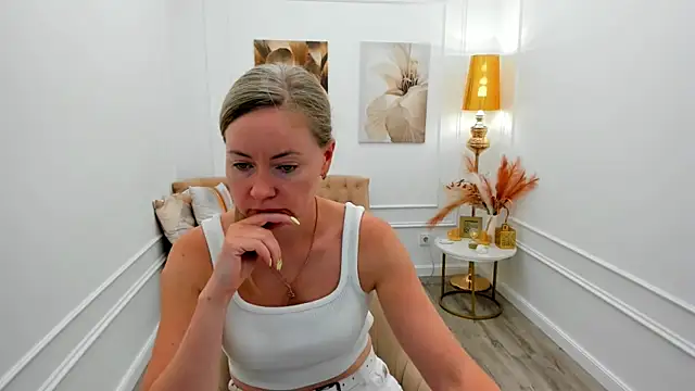 CharlotteKerti online show from June 14, 2026, 7:38 pm