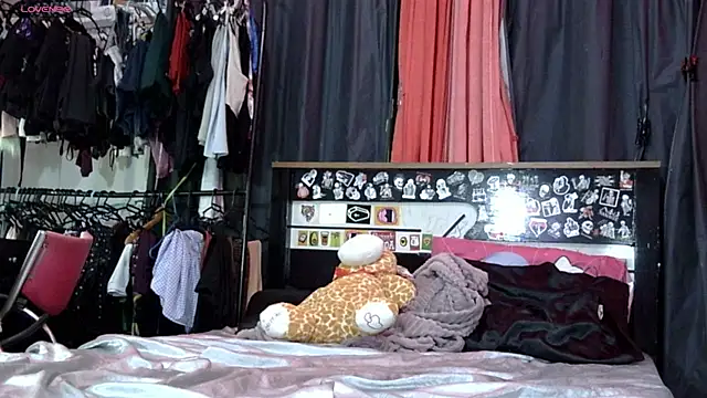 Snapshot of LadySilver chatting on February 25, 2026, 10:19 pm LadySilver online show from February 25, 2026, 10:19 pm