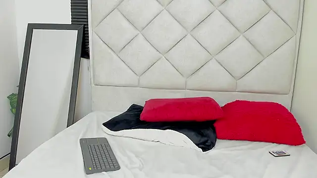 Snapshot of Layla_Charlotte chatting on February 3, 2026, 2:53 am Layla Charlotte online show from February 3, 2026, 2:53 am