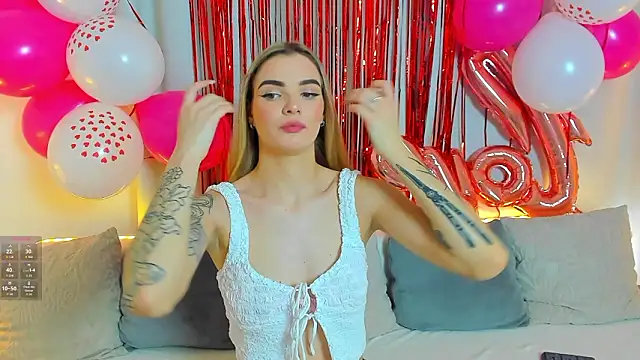 Snapshot of SinLuna_ chatting on February 5, 2026, 4:00 pm SinLuna online show from February 5, 2026, 4:00 pm