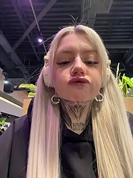 Snapshot of Chiibi chatting on February 10, 2026, 9:57 am Chiibi online show from February 10, 2026, 9:57 am