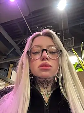 Snapshot of Chiibi chatting on February 14, 2026, 8:44 am Chiibi online show from February 14, 2026, 8:44 am