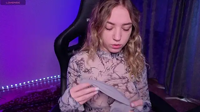 alice charm  online show from February 23, 2026, 4:43 am