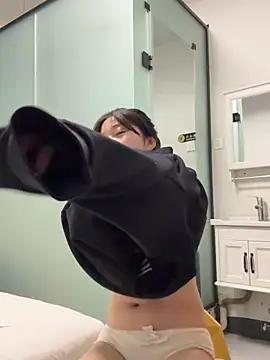 Snapshot of LXR77887 chatting on February 17, 2026, 2:02 pm LXR77887 online show from February 17, 2026, 2:02 pm