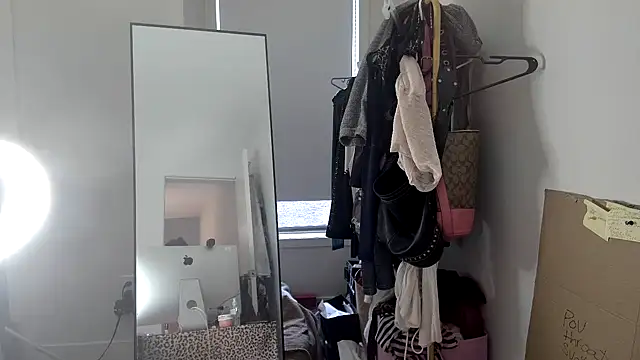 JUCY APPLE online show from April 13, 2026, 7:19 pm