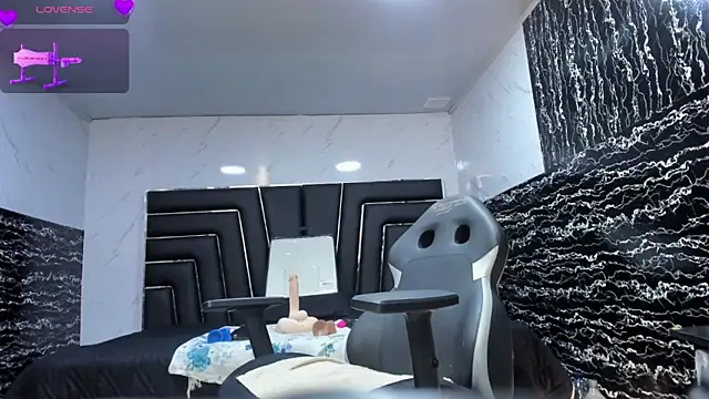 Ladyy Scarlett online show from April 18, 2026, 2:48 am