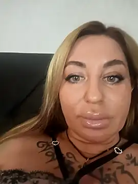 MiaMooly online show from December 3, 2025, 4:27 pm