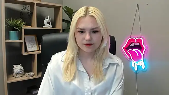 SweetLilyxo online show from May 19, 2026, 1:28 pm