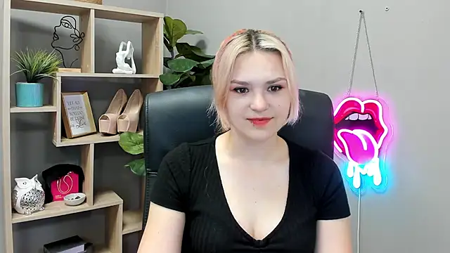 SweetLilyxo online show from July 13, 2026, 6:49 am