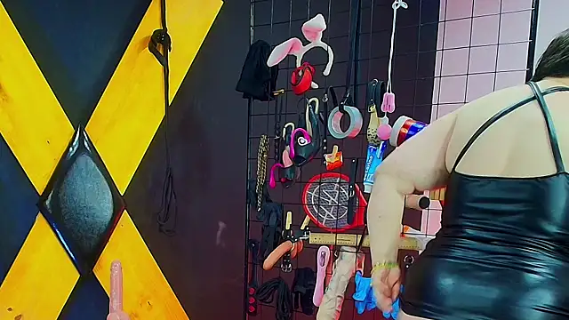 Judith Mature bdsm online show from March 24, 2026, 12:32 pm