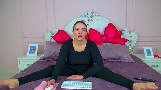 ElinaBellucci online show from March 13, 2026, 4:19 am