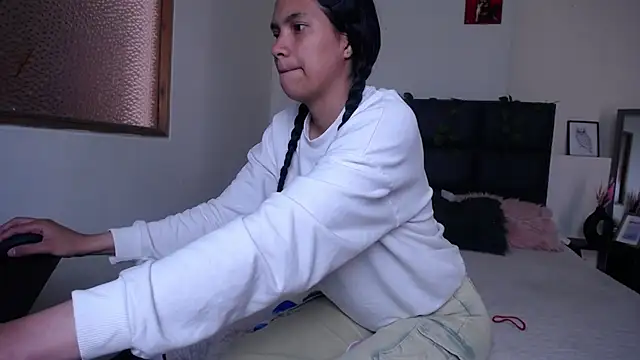 Snapshot of Julieta_Parker chatting on February 17, 2026, 5:19 pm Julieta Parker online show from February 17, 2026, 5:19 pm