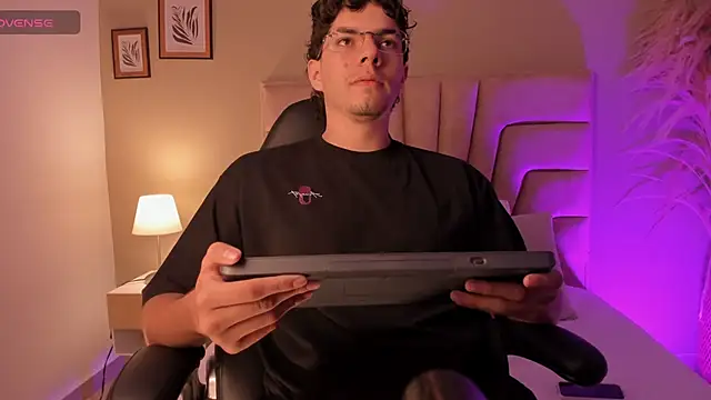 Snapshot of Axel_Creed chatting on February 20, 2026, 2:19 am Axel Creed online show from February 20, 2026, 2:19 am