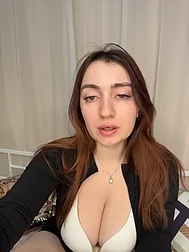 Snapshot of Linnea_ chatting on February 12, 2026, 5:19 pm Linnea online show from February 12, 2026, 5:19 pm