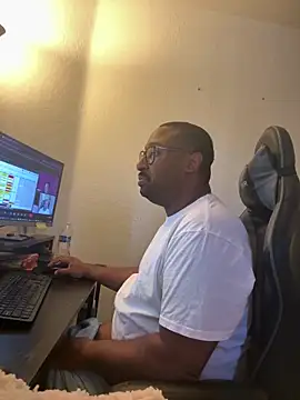 Snapshot of austincummings chatting on June 1, 2026, 9:38 pm austincummings online show from June 1, 2026, 9:38 pm