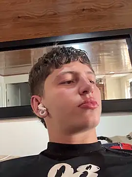 Snapshot of ARON_LUXX chatting on March 3, 2026, 8:26 pm ARON LUXX online show from March 3, 2026, 8:26 pm