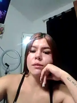 Snapshot of EmiNavarro chatting on June 22, 2026, 6:27 pm EmiNavarro online show from June 22, 2026, 6:27 pm