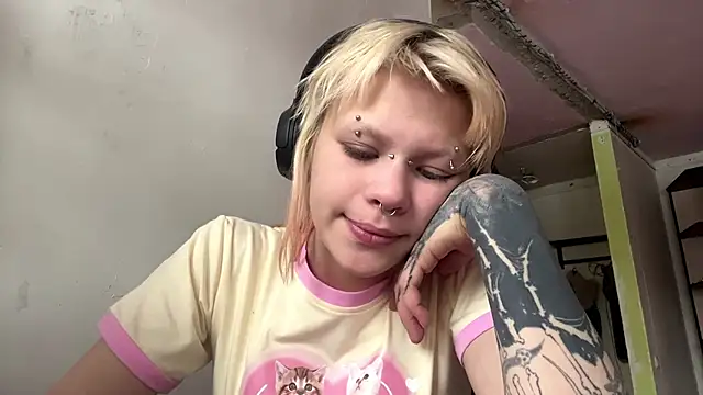 Snapshot of MeowMixer chatting on February 7, 2026, 9:13 am MeowMixer online show from February 7, 2026, 9:13 am