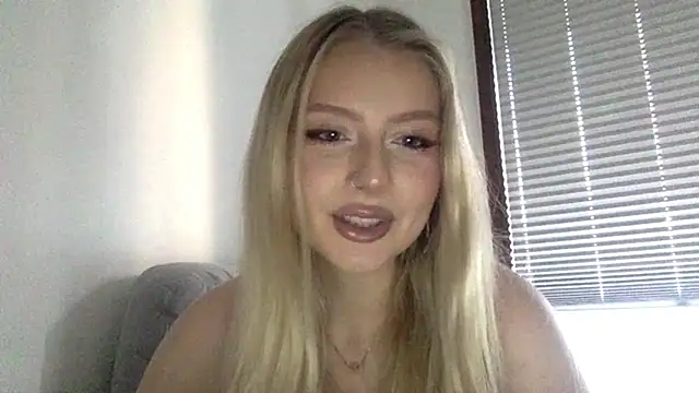 Snapshot of MayaWetDream chatting on June 21, 2026, 5:15 pm MayaWetDream online show from June 21, 2026, 5:15 pm