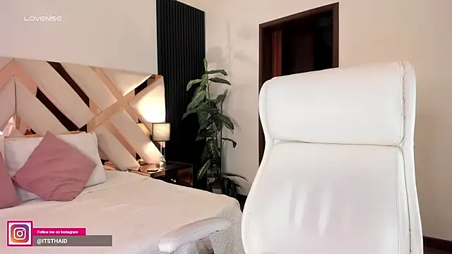 missthailand  online show from April 13, 2026, 11:21 pm