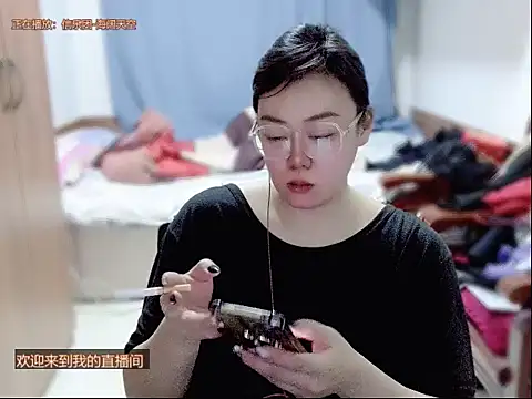 yingying1222 online show from April 10, 2026, 11:59 am