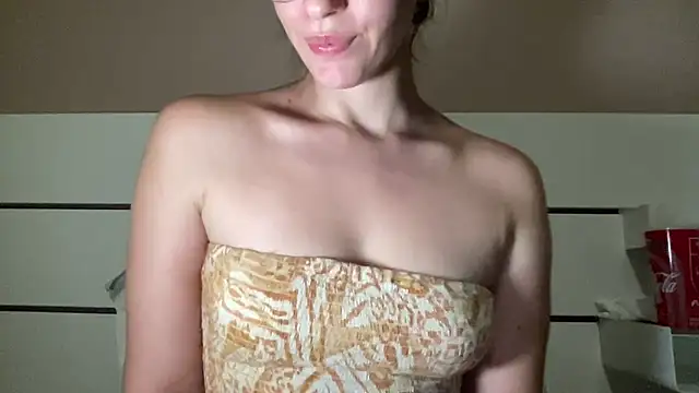 Snapshot of petiteetoile chatting on July 6, 2026, 9:06 am petiteetoile online show from July 6, 2026, 9:06 am