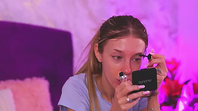 Snapshot of EllinaNuria chatting on February 24, 2026, 4:32 am EllinaNuria online show from February 24, 2026, 4:32 am