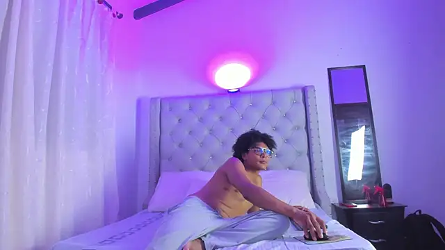 LatinoDark online show from February 11, 2026, 3:11 am