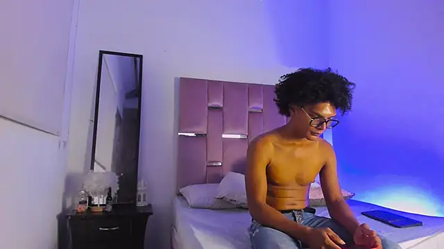 LatinoDark online show from February 27, 2026, 3:28 am