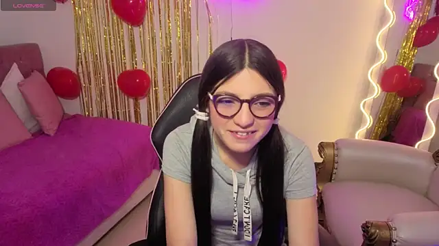 MAHYRA TAY online show from February 19, 2026, 7:10 pm